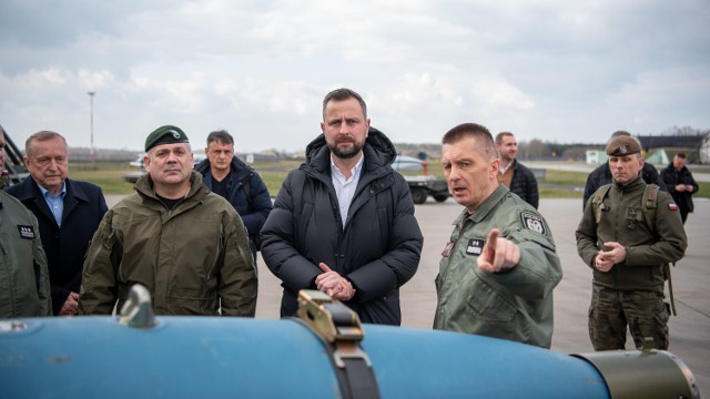 Władysław Kosiniak-Kamysz, wicepremier, minister obrony narodowej oraz wiceminister Cezary Tomczyk spotkali się z pilotami, personelem technicznym oraz kadrą kierowniczą polskich sił powietrznych w 32 Bazie  Bazie Lotnictwa Taktycznego. W łaskiej bazie poruszone zostały m.in.  kwestie dotyczące systemu szkolenia pilotów, rozbudowy infrastruktury, zadań krajowych i sojuszniczych jakie stoją przed siłami powietrznymi oraz przygotowań do przyjęcia na wyposażenie Wojska Polskiego samolotów F-35.