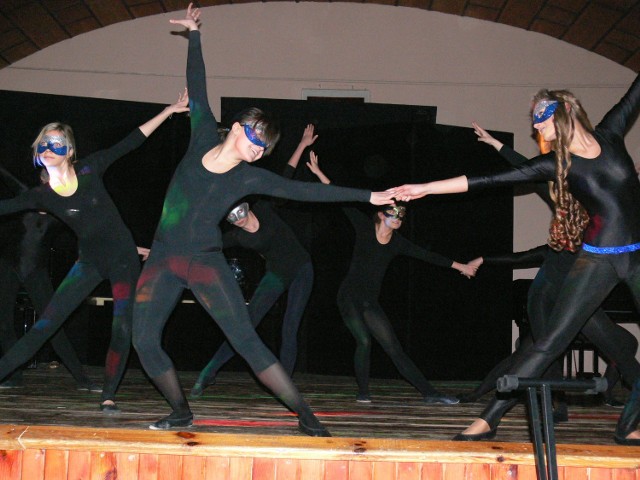 Układ taneczny w wykonaniu dziewcząt z zespołu "Bajadera"