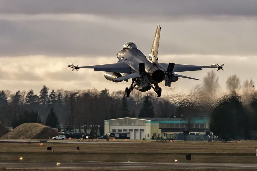 Malbork. Portugalczycy na F-16 przylecieli ćwiczyć z naszymi pilotami [ZDJĘCIA]. Czekają na powrót MiG-ów 29 na niebo