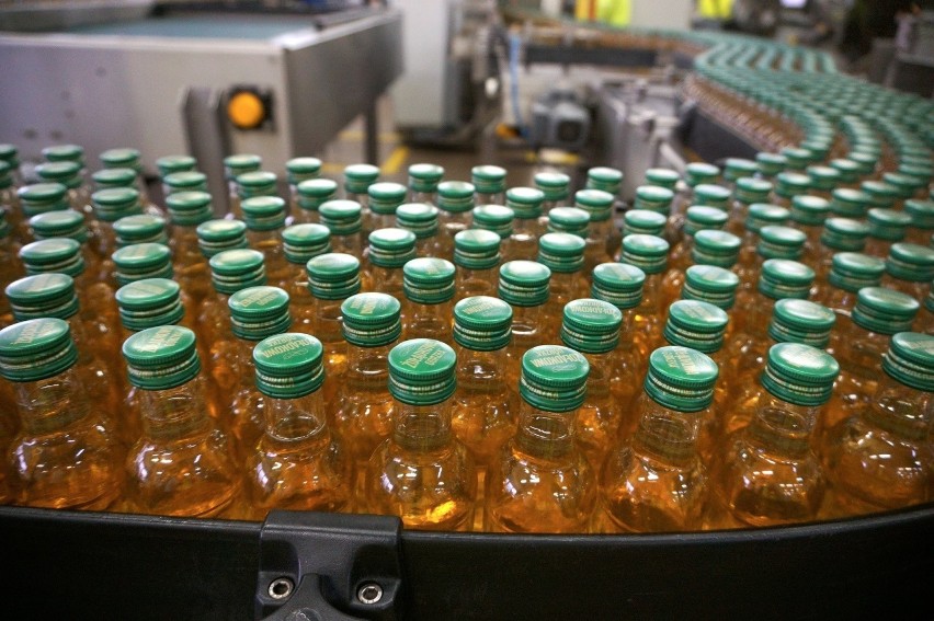 Rocznie, w 561,1 mln butelek o litrażu do 200 ml sprzedaje...