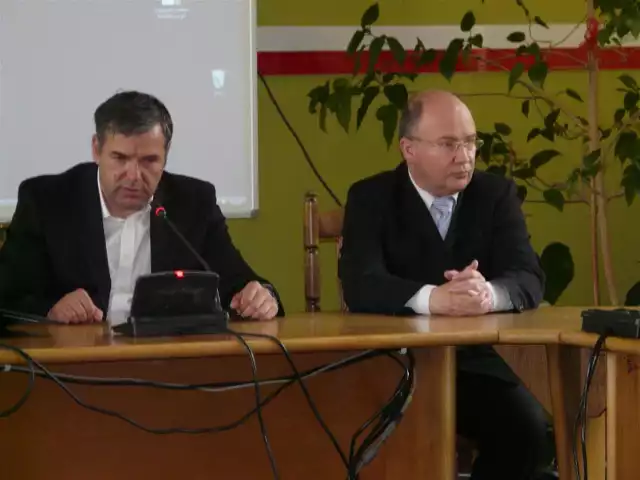Prezes Centrum Dializa Jacek Nowakowski (od lewej) i  dyrektor ds. rozwoju firmy Kamil Rudawiec na sesji Rady Powiatu Łaskiego