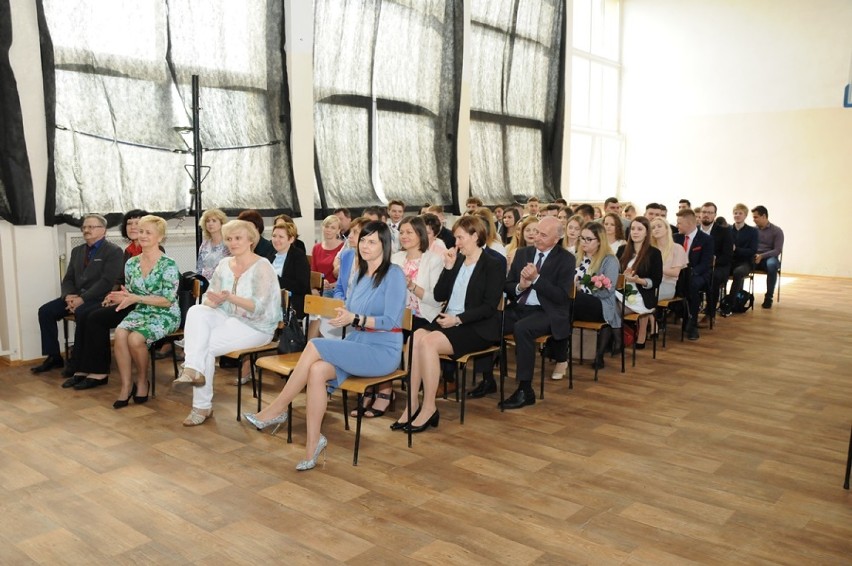 Maturzyści Zespołu Szkół Ponadgimnazjalnych w Sycowie odebrali świadectwa i pożegnali placówkę