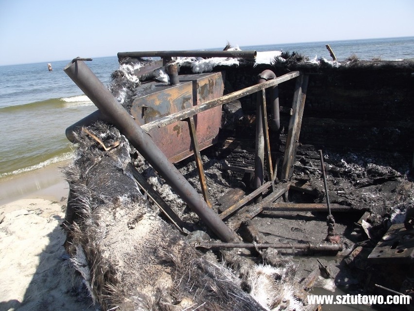 Pożar kutra rybackiego na plaży w Kątach Rybackich. Łódź spłonęła doszczętnie [ZDJĘCIA]