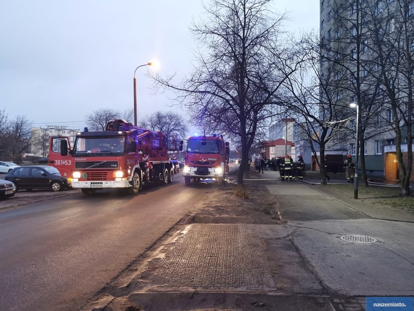 Pożar grilla na balkonie w bloku przy ulicy Kaliskiej we Włocławku [zdjęcia]