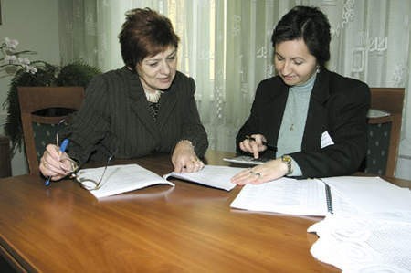 Starosta Bożena Respondek omawia finansowe założenia z  Joanną Ziołowicz,  kierowniczk&amp;#224; referatu budżetowego.