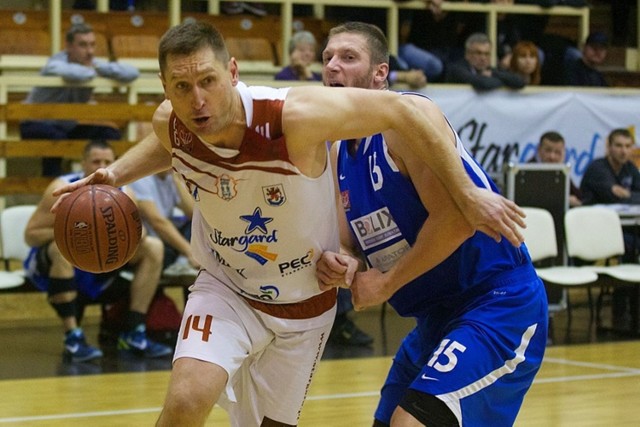Wiktor Grudziński (z piłką) zaczynał koszykarską karierę w Spójni, później grał w ekstraklasie w kilku klubach. Od 2008 roku znowu jest w Spójni.