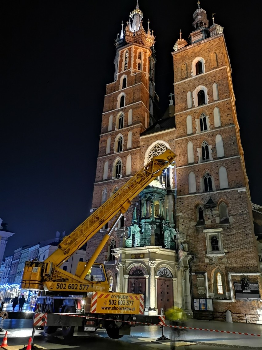 Kraków. Wielka operacja zawieszenia dzwonu. Pod kościół Mariacki wjechał 37-tonowy dźwig [ZDJĘCIA]
