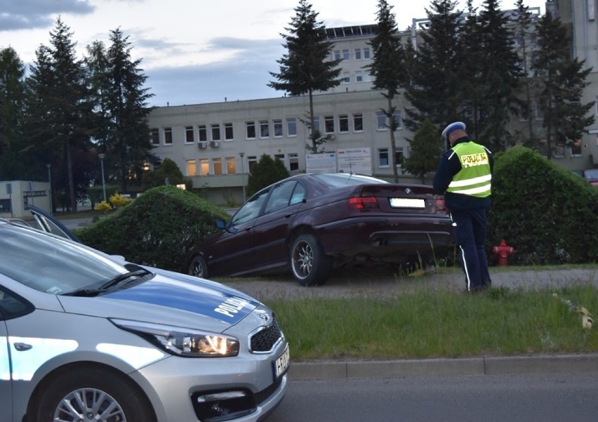 Pijany kierowca wjechał w żywopłot w pobliżu szpitala