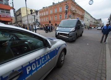 Wypadek na ul. Piotrkowskiej! Samochód wpadł w przechodniów! (zdjęcia)