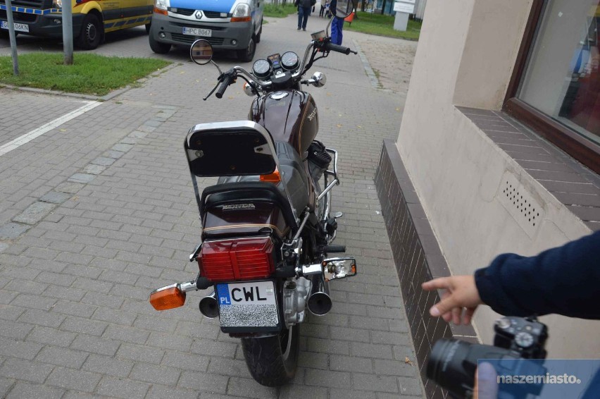 Wypadek na ul. POW we Włocławku. Motocyklista wywrócił się żeby nie uderzyć w skodę [zdjęcia]