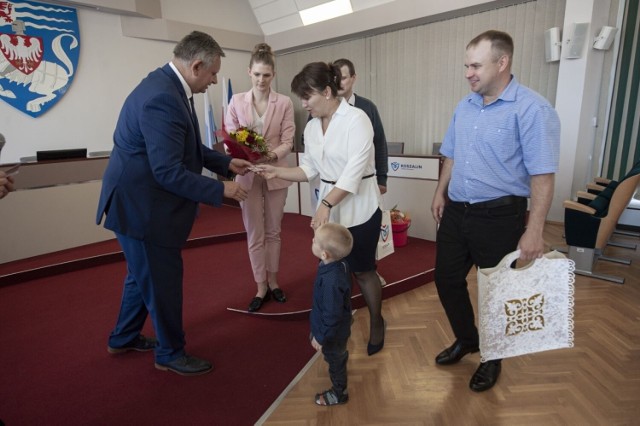 Pięć rodzin z Kazachstanu otrzymało dowody osobiste z rąk prezydenta Koszalina.