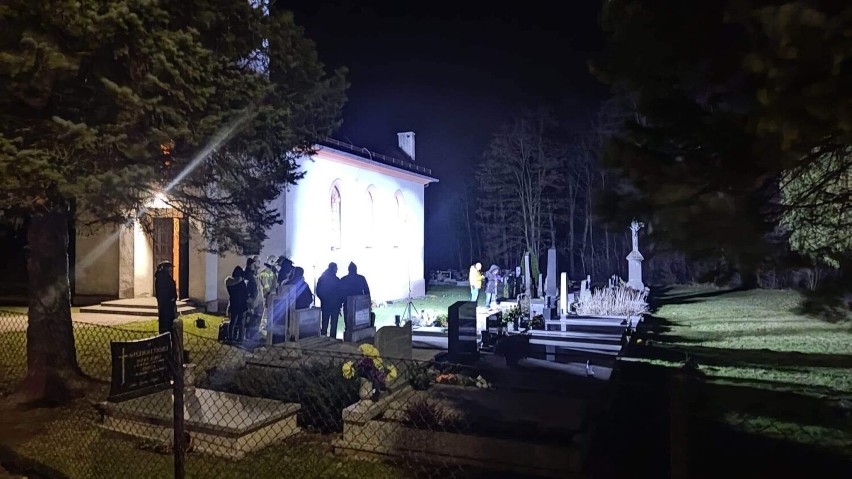 W Kozakowicach zdewastowano cmentarz. Uszkodzono nagrobki i kaplicę