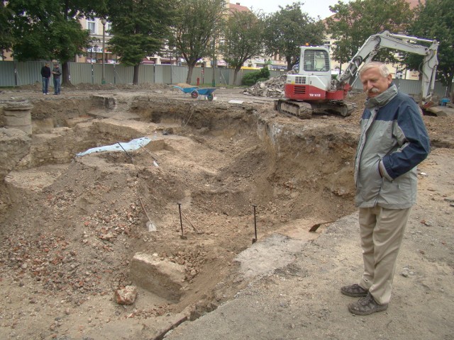 Archeolog Marian Myszka podkreśla, że odkryte mury to źródło wiedzy o XVI-wiecznym ratuszu
