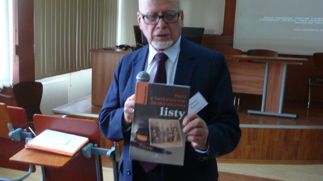 Prof. Tadeusz Bujnicki promuje podczas krakowskiej konferencji sienkiewiczowskiej bestsellerową książkę naukową "Listy Marii Szetkiewicz - Sienkiewiczowej"