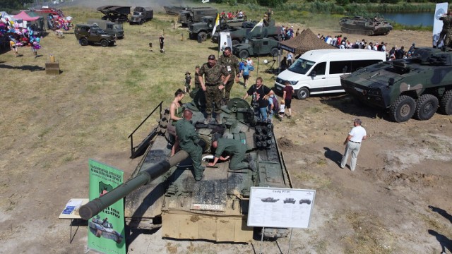 Piknik militarny w Kaliszu. Wojskowe pojazdy w akcji