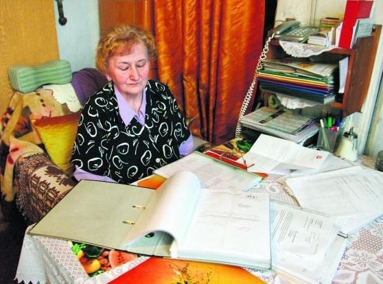Irena Nadrowska od lat prowadzi korespondencję z urzędnikami. Uważa, że o nie swój budynek miasto nie dba. Czeka na pomoc