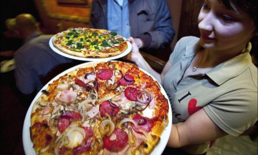 Pizzę najbardziej lubimy z pieczarkami i salami - wynika z raportu
