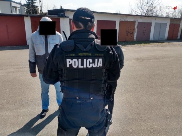 Policjanci kontrolują ulice i miejsca, gdzie mogą gromadzić się mieszkańcy. To sosnowiecki patrol w akcji