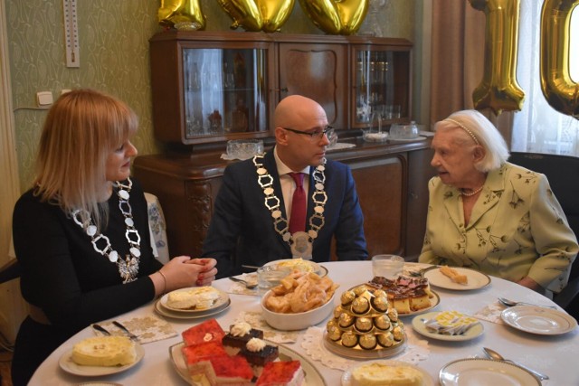 Pani Bronisławo, 
w dniu tak pięknym i wspaniałym 
życzę Pani sercem całym 
zdrowia, szczęścia, pomyślności, 
200 lat życia i z każdego dnia radości.
- Dariusz Wójtowicz.