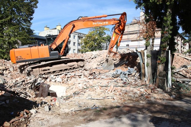Trwa rozbiórka dawnej siedziby ZETO przy ulicy Śniadeckich w Kielcach. Na gruzowisku wciąż leży koparka, pod którą  w lipcu zginał jej operator.

Więcej na kolejnych zdjęciach
