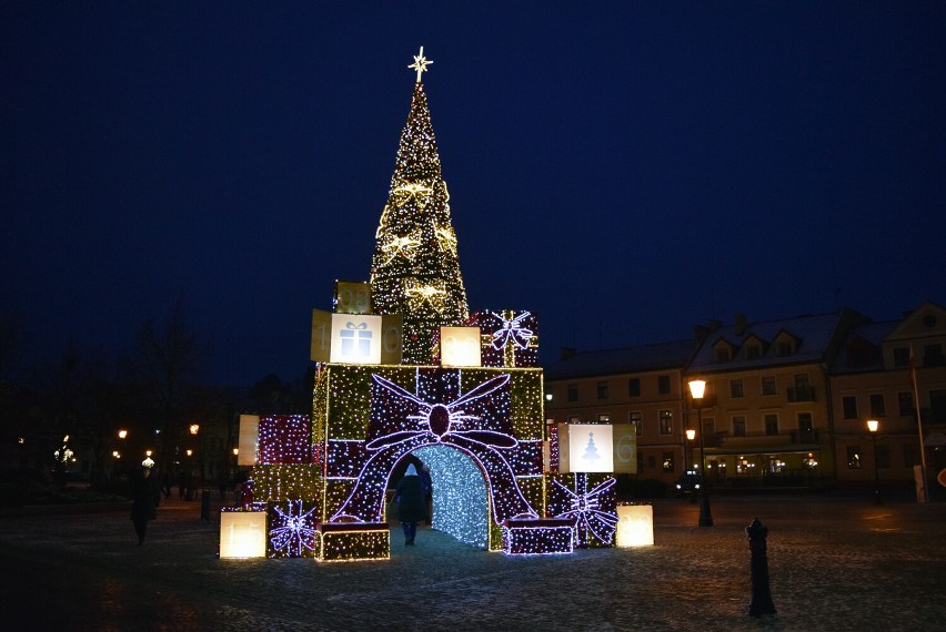 Świąteczna iluminacja zapalona! W roli głównej 12-metrowa choinka [ZDJĘCIA]