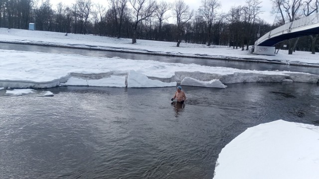 Król sieradzkich morsów Jacek Mikołajczyk sprawdzał rzekę Wartę. Jest lodowiec!