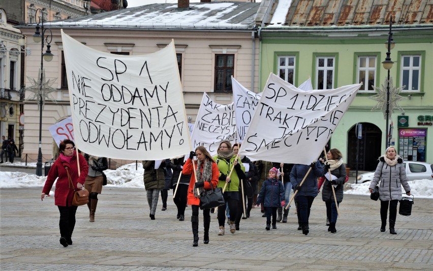 Nowy Sącz. Rodzice i nauczyciele „Jedynki" protestowali przed ratuszem [ZDJĘCIA]