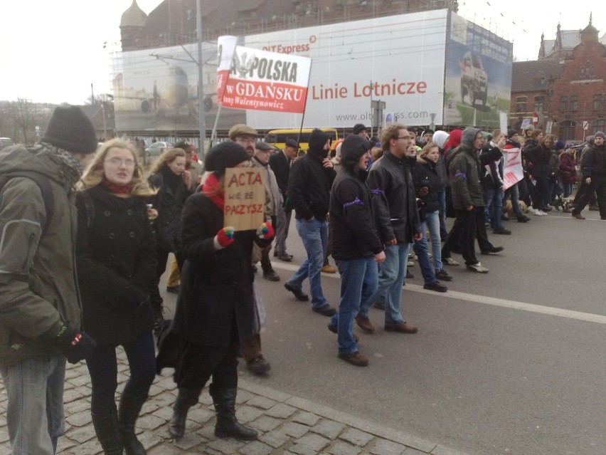 Kilkadziesiąt osób wzięło udział w marszu przeciwko ACTA...