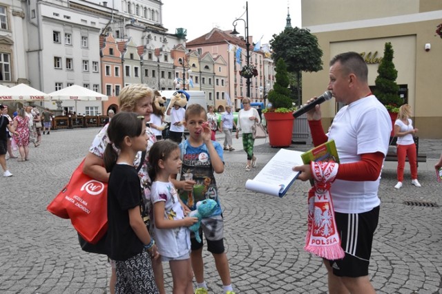 Rodzinna strefa kibicowania na legnickim rynku