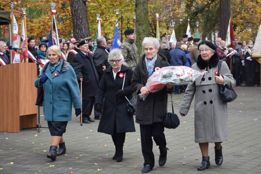 Delegacje świebodzinian złożyły kwiaty pod Pomnikiem Niepodległości z okazji jej 100-lecia [ZDJĘCIA]  