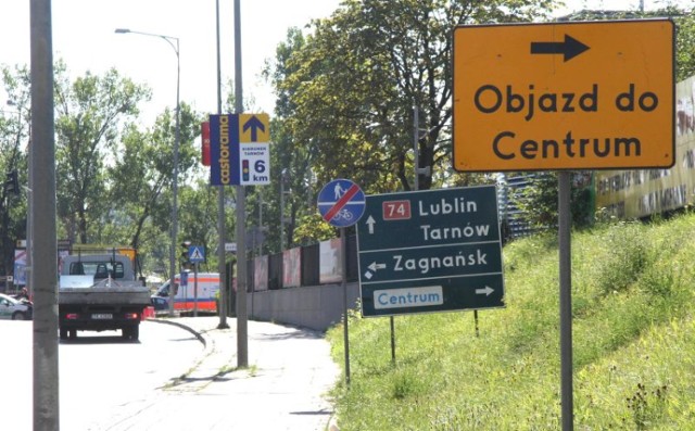 Dwa pierwsze znaki kierujące do centrum przez ulicę Zagnańską. Aby zobaczyć co jest dalej, kliknij drugie zdjęcie poniżej treści artykułu.
