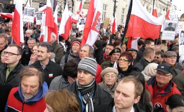 Przed godziną 17.00 prezes PiS wraz ze swoimi zwolennikami ...