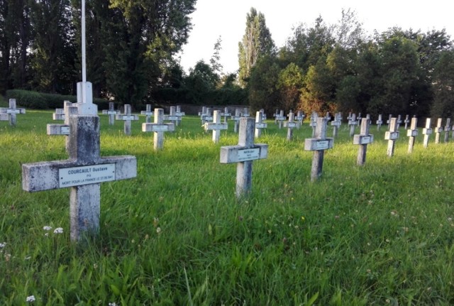 Nieznani sprawcy zdewastowali jeden z nagrobków na Cmentarzu Francuskim