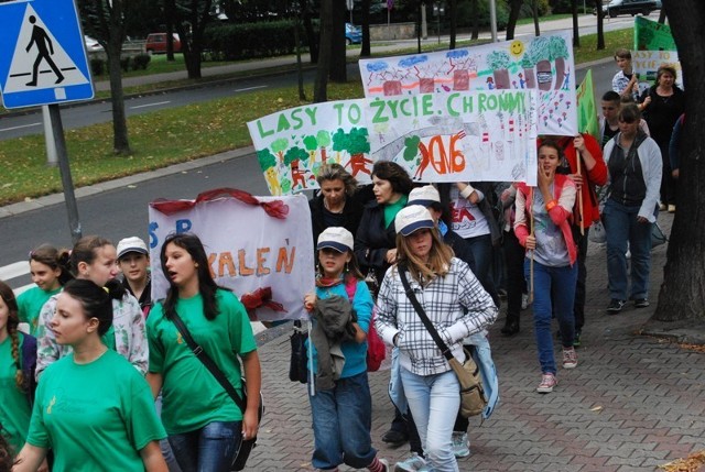 Ekologiczne transparenty niesione przez młodzież przypominały o tym, żeby szanować środowisko