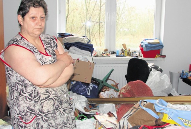 Krystyna Gmurzyńska próbuje po eksmisji ułożyć rzeczy trzyosobowej rodziny, ale miejsca brakuje