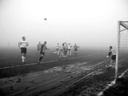 We mgle i na grząskim boisku walczyły drużyny Jorgusie i Primitive Team

   ZBIGNIEW MARSZAŁEK