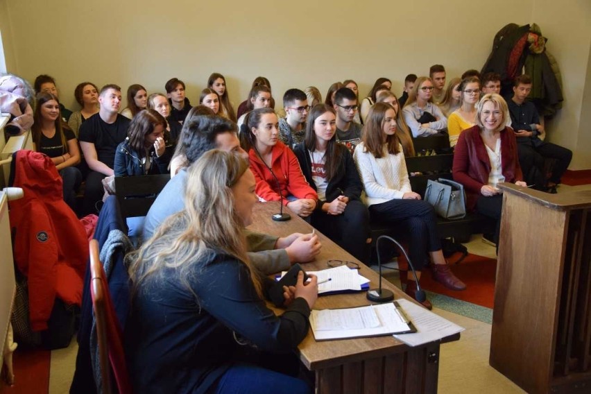 Malbork. Młodzież z II LO przygotowała rozprawę sądową z okazji Tygodnia Edukacji Prawnej
