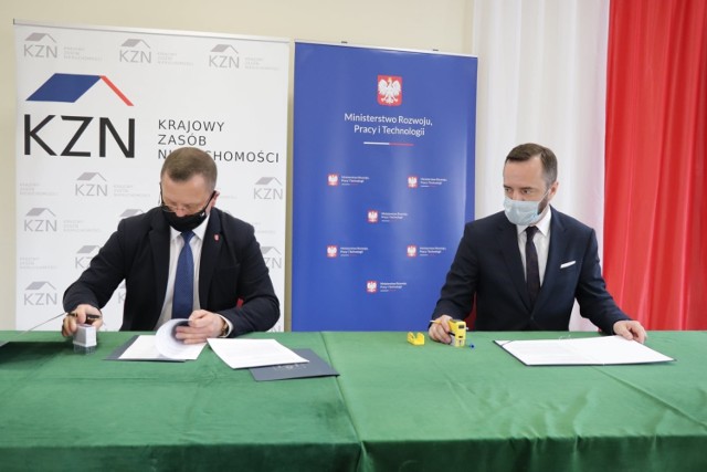 Burmistrz Golubia-Dobrzynia Mariusz Piątkowski 1 kwietnia podpisał porozumienie o współpracy z Krajowym Zasobem Nieruchomości