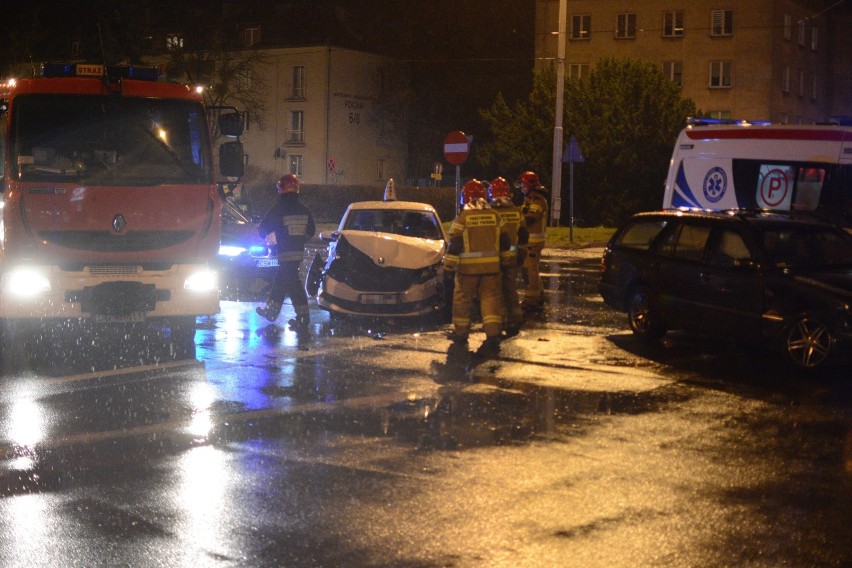 Wypadek taksówki i mercedesa w Grudziądzu. 12-latka w szpitalu [zobacz zdjęcia]