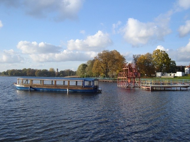 Stateczek "Wolwega" na jeziorze Kluki - dar od miasta partnerskiego Wolwega w Holandii