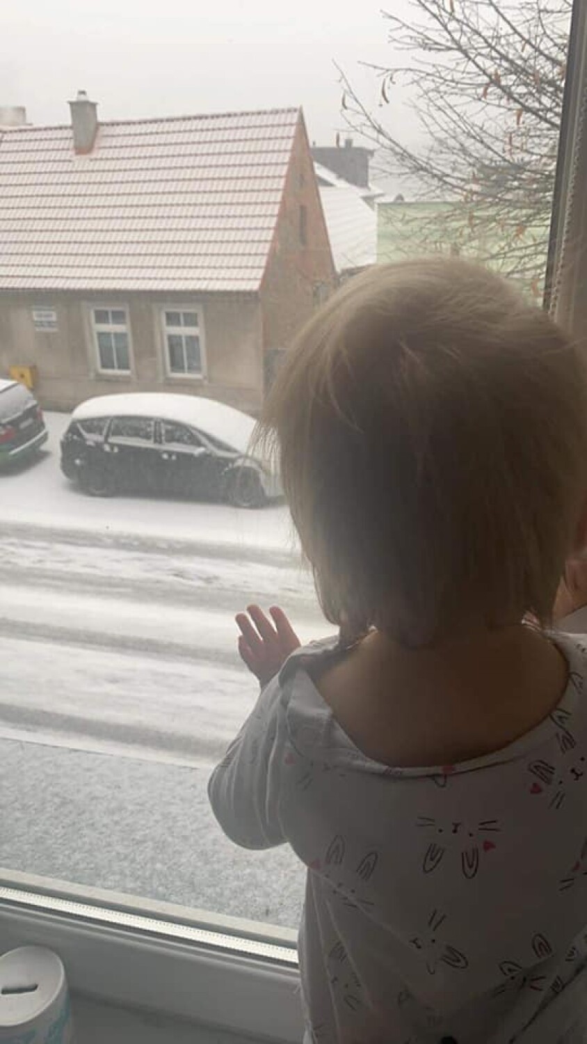 Pierwszy śnieg tej zimy w obiektywie, zza okien naszych czytelników