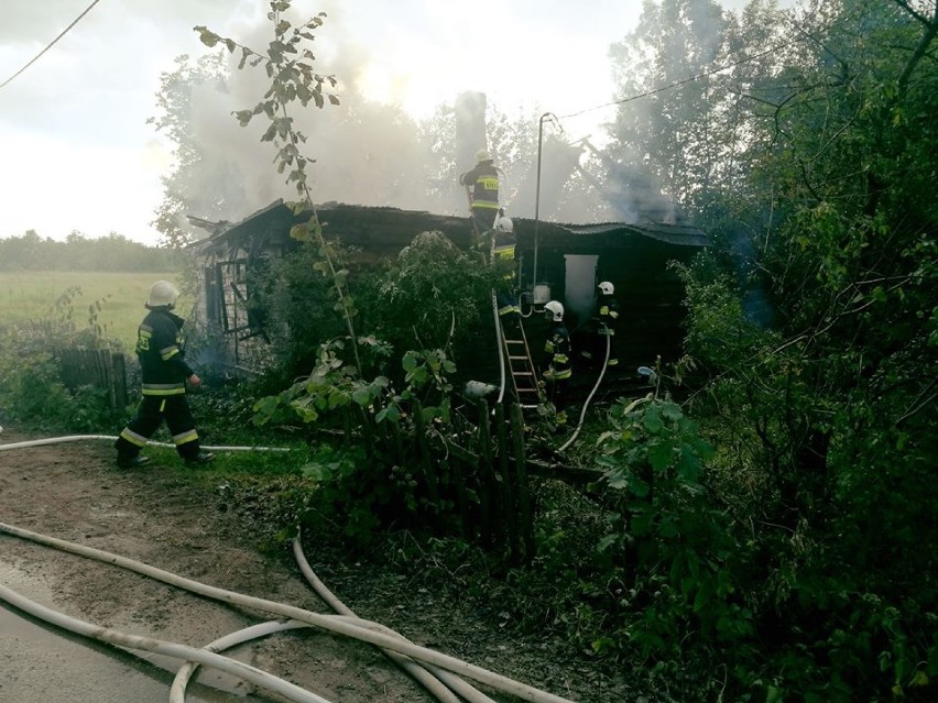 Pożar domu w Nowince w gm. Sidra. Starsza kobieta zdołała sama uciec (zdjęcia)