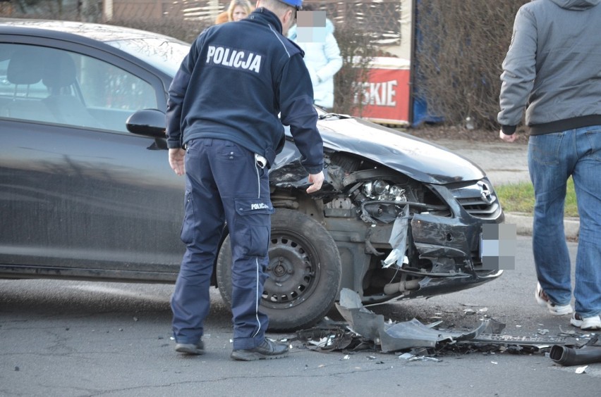 Głogów: Zderzenie citroena z oplem. Samochody są poważnie uszkodzone. 