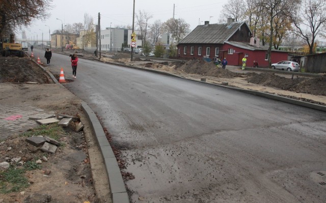 Na odcinku nowej trasy N-S od ronda Mikołajczyka w kierunku ulicy Słowackiego jest już pierwsza warstwa asfaltu.