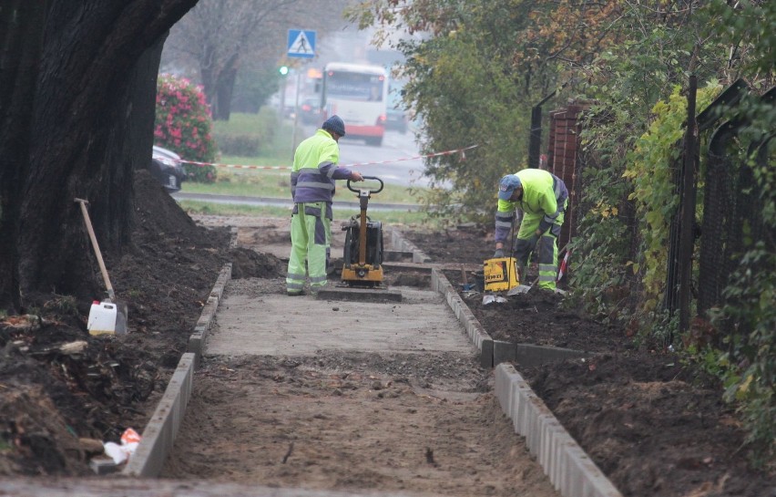 Budowa trasy N-S w Radomiu. Drogowcy położyli już pierwszy asfalt. Kiedy finał robót?