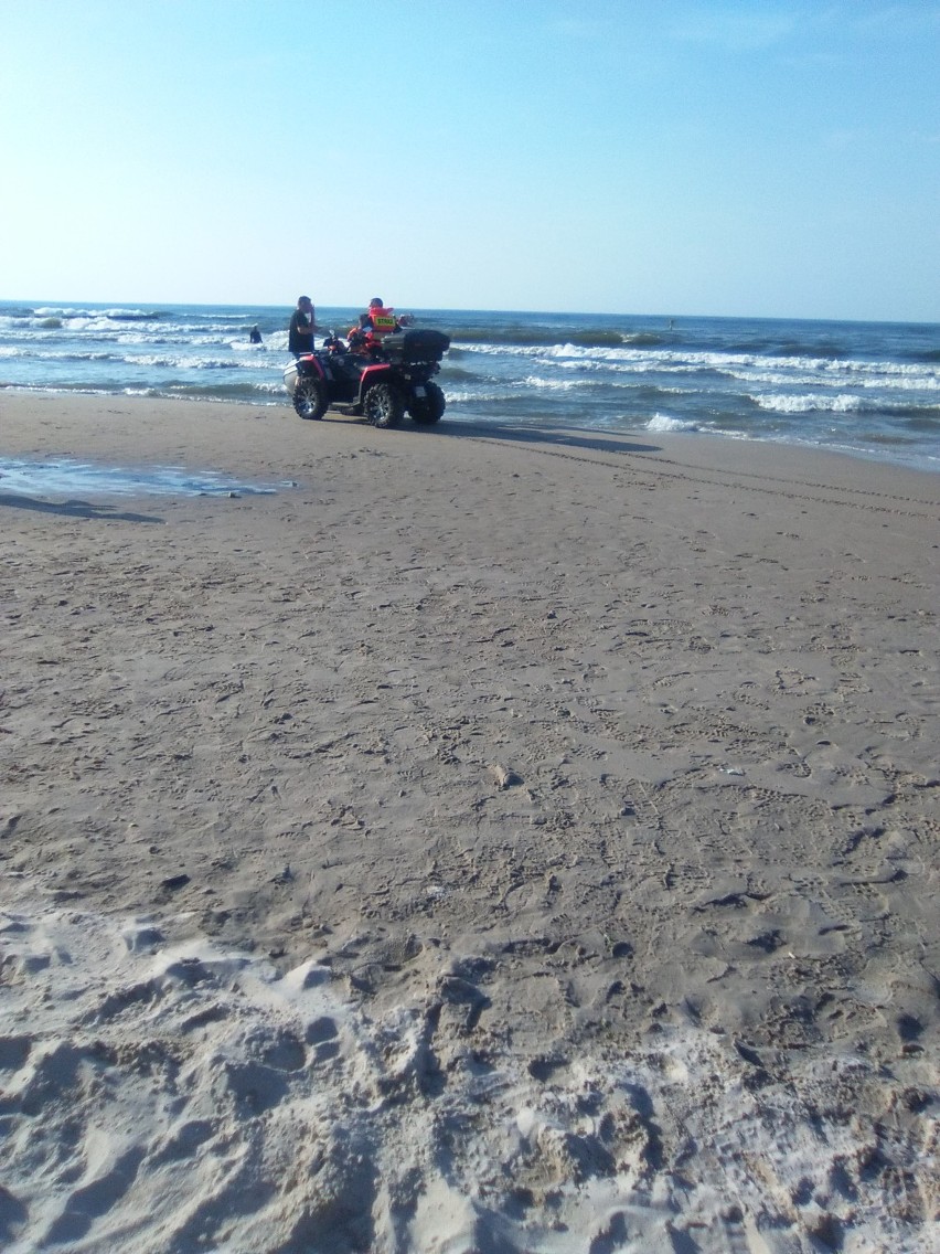 Akcja ratunkowa na plaży w Ustce. Topił się młody mężczyzna [zdjęcia]