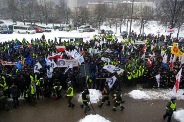 Na godz. 12 zaplanowano pikietę służb mundurowych przed Urzędem ...