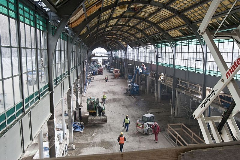 700 osób pracuje przy remoncie dworca, by zdążyć przed Euro (FILM)