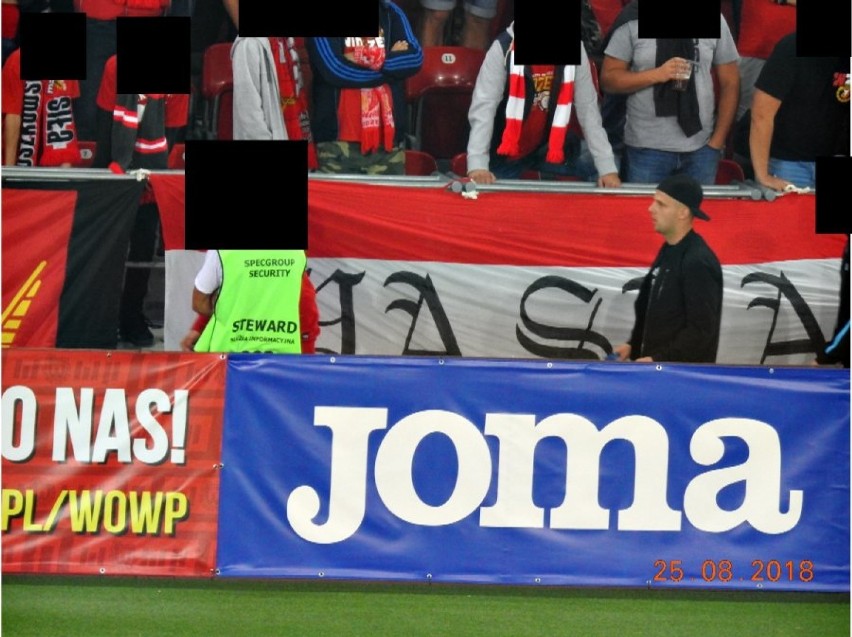 Policja szuka kiboli, którzy wtargnęli na płytę boiska na stadionie Widzewa [ZDJĘCIA]