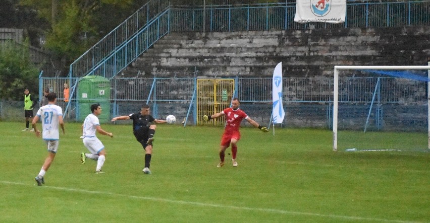 Piotr Okuniewicz strzela gola dla Zawiszy Bydgoszcz.